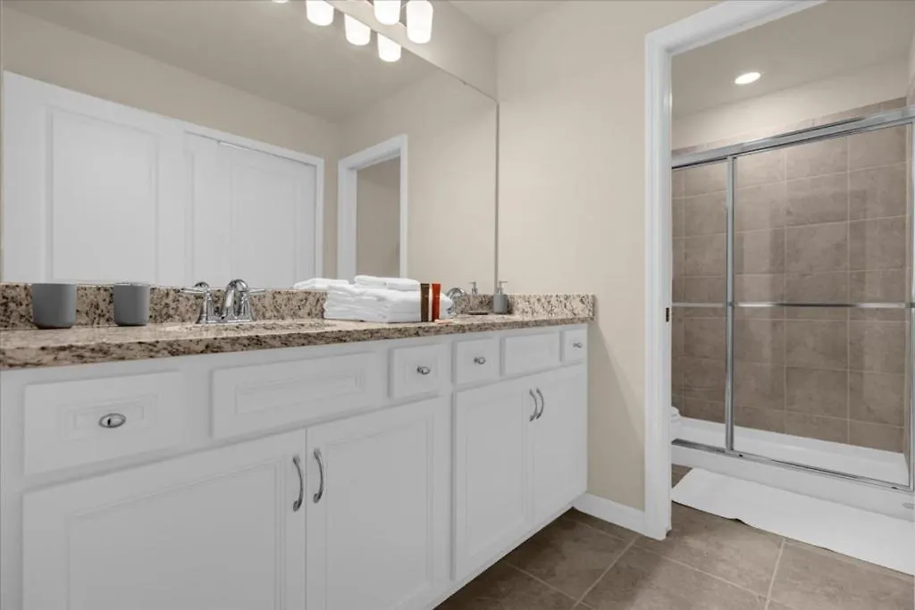 5 Bedroom- 4,5 Bathroom- Windsor Island 3998La Davenport